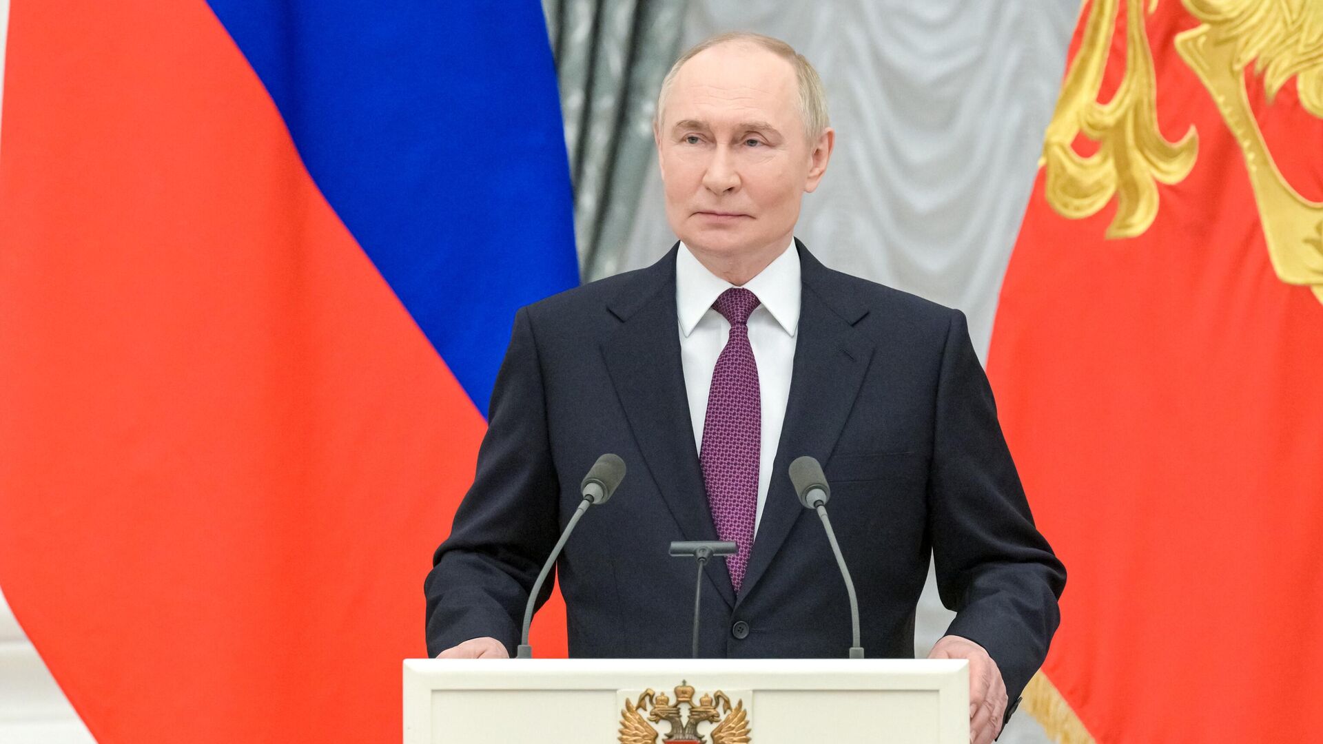 Путин поздравил работников атомной отрасли с ее 80-летием